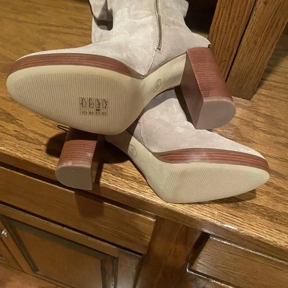 Michael Kors Elegant Beige Knee-High Women's Boots - Picture 8 of 16